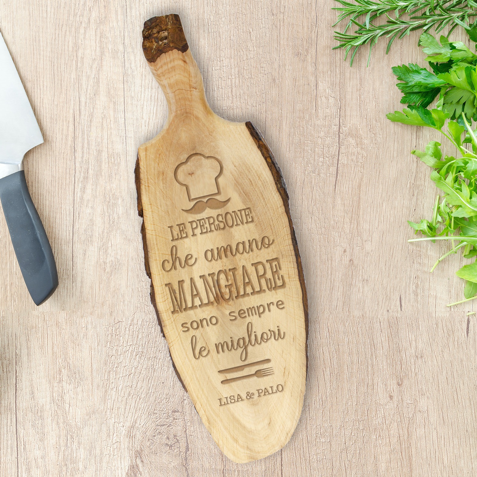 Tagliere in legno con verdure biologiche e coltello da cucina